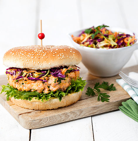 Hamburguer de salmão, com mostarda Dijon, queijo creme e acompanhado com uma salada de couve branca