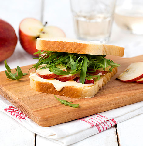 Tosta de Panrico Com Côdea com queijo cheddar e maçã