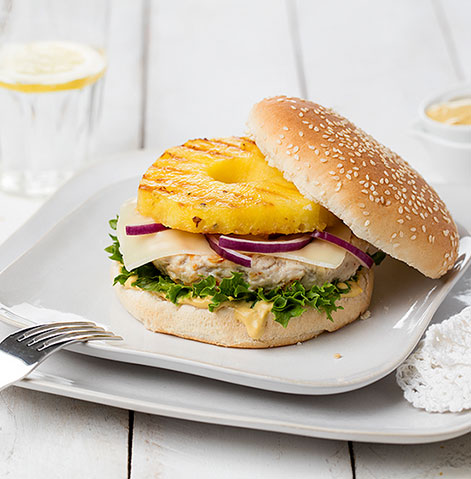 Hamburguer de frango grelhado com alface, cebola roxa, abacaxi e mostarda