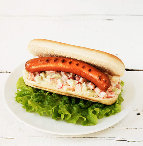 Cachorro quente com picadinho de tomate, pimento e pepino