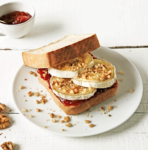 Sanduíche de doce de tomate, queijo de cabra e nozes