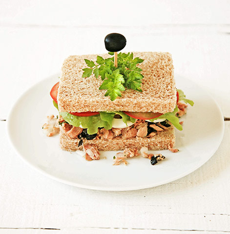 Sanduíche de atum, com ovo, tomate e azeitonas pretas