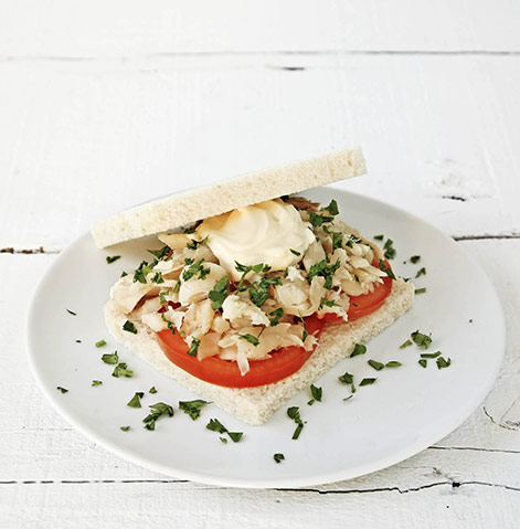 Sanduíche de bacalhau com maionese de coentros